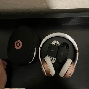 Wireless Beats Headphones Rose Gold